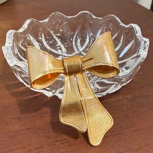 Avon Gold Bow Pin Brooch 1980